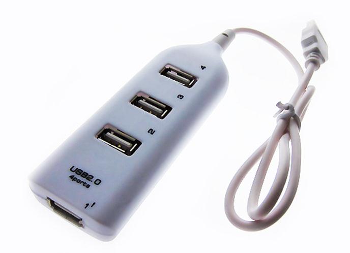 Micro-USB se conectează la gadgetul tactil, USB la stânga prin adaptor este conectat la rețea, iar în dreapta este introdusă unitatea flash