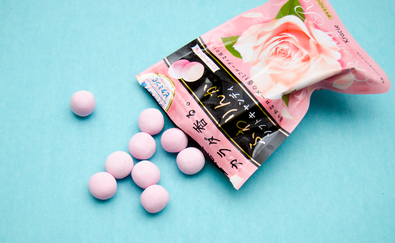 Мягкие розовые конфеты - верхний слой жесткий, в среднем мягкий